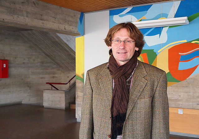 Mehr Zeit für die Familie: Stephan Schärer – hier in der Pausenhalle des Schulhauses Neue Welt – setzt ab sofort seine Prioritäten neu. Foto: Tobias Gfeller