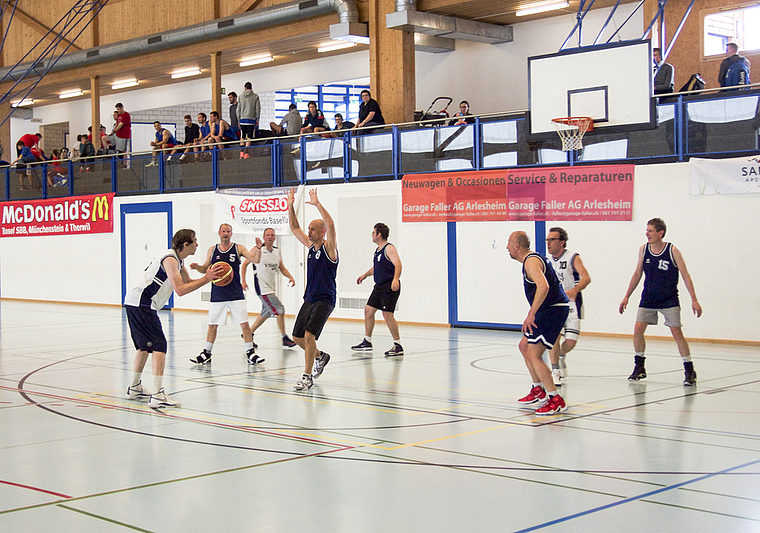 Korb um Korb: 15 Teams aller Altersklassen nahmen am «Historyturnier» teil.  Foto: Caspar Reimer