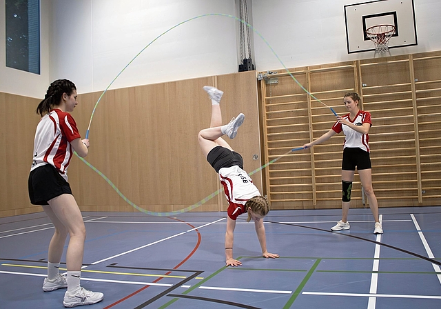Springen, drehen, hüpfen: (von links) Kaja Deiss, Mailin Leuenberger und Celia Tellenbach beim Training. Foto: zvg