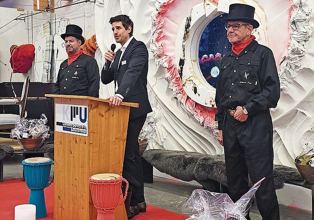 Sprach über die unsicheren Zeiten: Marc Scherrer, Präsident des Gewerbevereins KMU Laufental, flankiert von den Kaminfegermeistern und Glücksbringern Dominik (l.) und Andreas Frey. Fotos: Melanie Brêchet