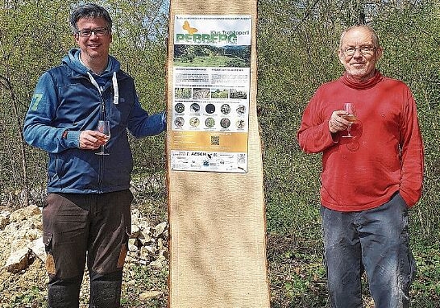 Luden am Samstag zur Begehung in den Reben: Naturschutzbiologe Lukas Merkelbach (l.) und Dieter von Blarer, Präsident der Weinbaugenossenschaft Aesch.Geschützt durch Palisaden: In der «Wiege» sollen sich Hirschkäfer wohlfühlen und bestenfalls v