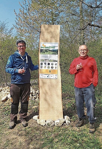 Luden am Samstag zur Begehung in den Reben: Naturschutzbiologe Lukas Merkelbach (l.) und Dieter von Blarer, Präsident der Weinbaugenossenschaft Aesch.Geschützt durch Palisaden: In der «Wiege» sollen sich Hirschkäfer wohlfühlen und bestenfalls vermehren.
