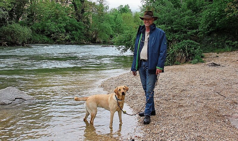 Sind gerne am und im Wasser: Pascal Gysin und Hündin Kaja. Foto: Tobias Gfeller