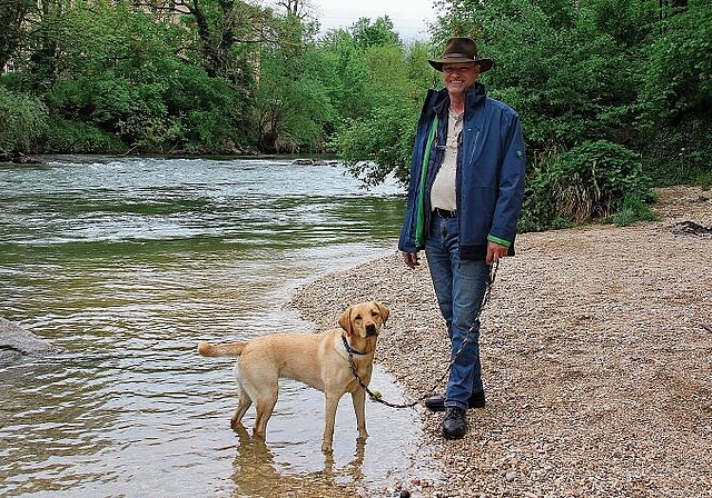 Sind gerne am und im Wasser: Pascal Gysin und Hündin Kaja. Foto: Tobias Gfeller