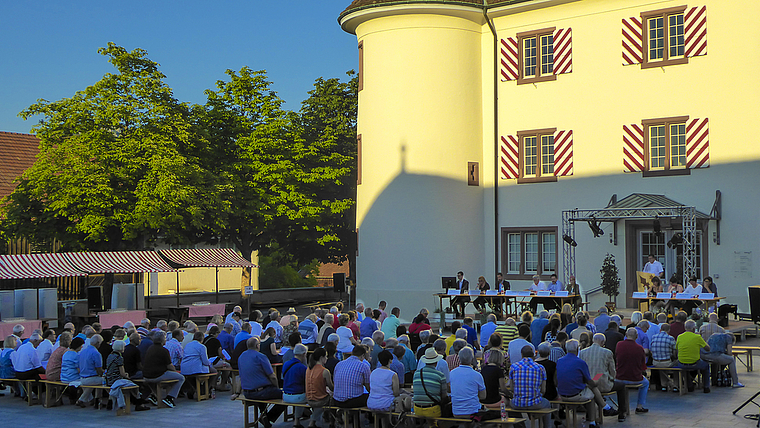 «Form einer Landsgemeinde»: Zum wiederholten Mal versammelten sich die Aescherinnen und Aescher auf dem Schlossplatz zu einer Open-Air-Gemeindeversammlung.  Foto: Thomas Immoos