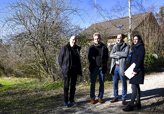 Rundgang (v.l): Architekt Bruno Trinkler sowie Implenia-Vertreter Michael Mäntler (Projektleiter), Lorenz Textor (Teamleiter) und Medienchefin Céline Freivogel unterwegs auf dem Schwinbach-Areal.  Foto: Bea Asper