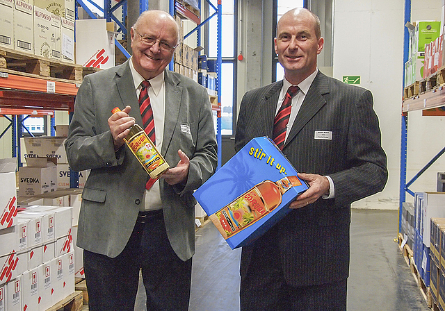 Von der Karibik in den Kägen und von da in die Hausbar: Verwaltungsratspräsident Peter Haecky (links) und CEO Markus Wehrli zeigen mit dem Coruba-Rum eines ihrer bekanntesten Importprodukte.  Foto: Tobias Gfeller