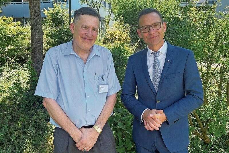 Menschlich: Geschäftsleiter Roberto Wolpert (l.) und Regierungsrat Thomi Jourdan betonen anlässlich des Jubiläumsfestes Empathie und Wertschätzung. Foto: Caspar Reimer