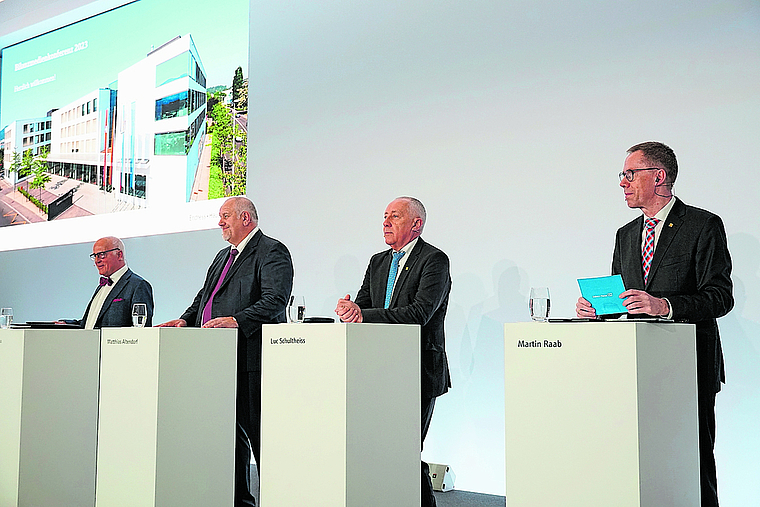 Bilanzmedienkonferenz für das Geschäftsjahr 2022: (v. l.) Klaus Endress (VR-Präsident), Matthias Altendorf (CEO), Luc Schultheiss (Finanzchef) und Martin Raab (Kommunikationschef). Foto: Tobias Gfeller