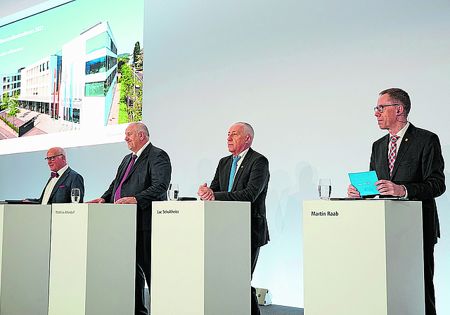 Bilanzmedienkonferenz für das Geschäftsjahr 2022: (v. l.) Klaus Endress (VR-Präsident), Matthias Altendorf (CEO), Luc Schultheiss (Finanzchef) und Martin Raab (Kommunikationschef). Foto: Tobias Gfeller