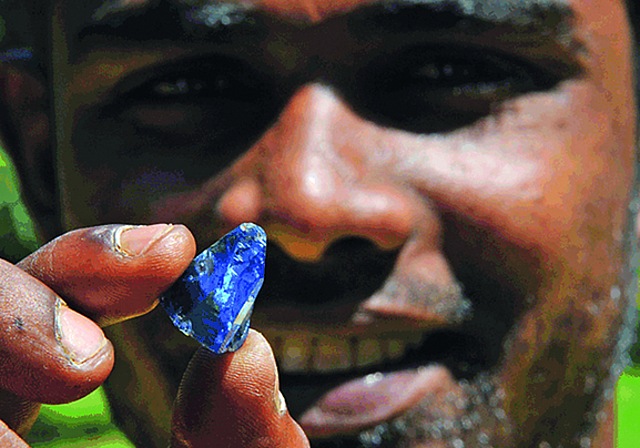 Rohsteinsaphir: Glücklicher Fund in einer Mine in Sri Lanka.  Foto: ZVG