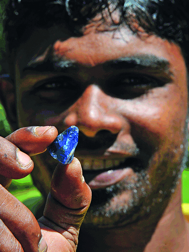 Rohsteinsaphir: Glücklicher Fund in einer Mine in Sri Lanka.  Foto: ZVG