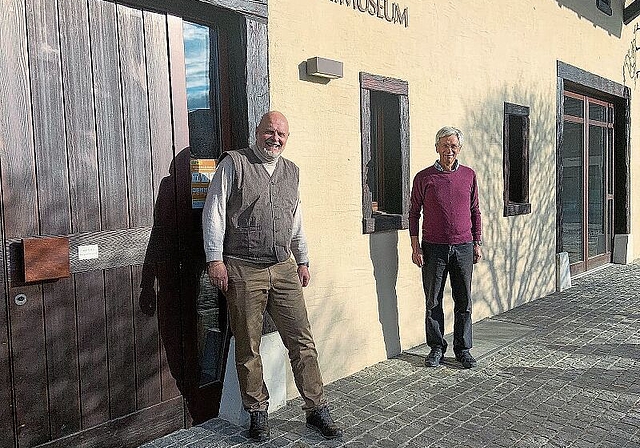 Führungswechsel: Mauro Visentin (l.) übernimmt die Leitung der Heimatmuseum-Kommission von Fredi Kilchherr. Foto: Caspar Reimer