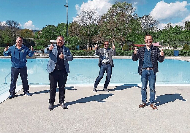 Daumen nach oben für den Saisonstart: Markus Hänggi, Horst Nönninger, Roman Cueni und Daniel Neuschwander (v.l.n.r.) im Schwimmbad Aesch. Foto: Benedikt Kaiser