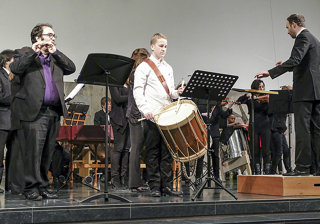 Ungewohnte Klänge in einem klassischen Konzert: Frederic Sánchez (Piccolo), Maurice Weiss (Basler Trommel) und Dirigent Christian Knüsel.  Foto: Thomas Brunnschweiler