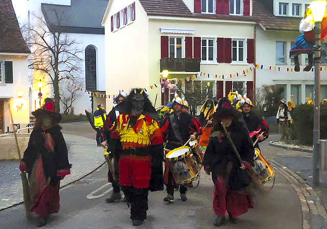 Mystisch: Chäppelihäx, Teufel, Hexenschar und weiteres Gefolge unterwegs zum Waldrand, wo das Funggefüür entzündet wird.  Foto: Caspar Reimer