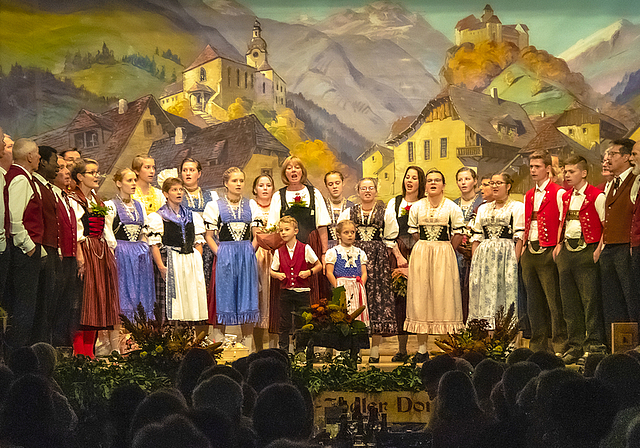 Höchste Jodelkultur: Die Schwarzbuebe Jodler sorgten mit der Jodlerfamilie Sutter und dem Öhrli-Chörli für beste Stimmung in der bis auf den letzten Platz gefüllten Mehrzweckhalle.  Foto: Heiner Leuthardt