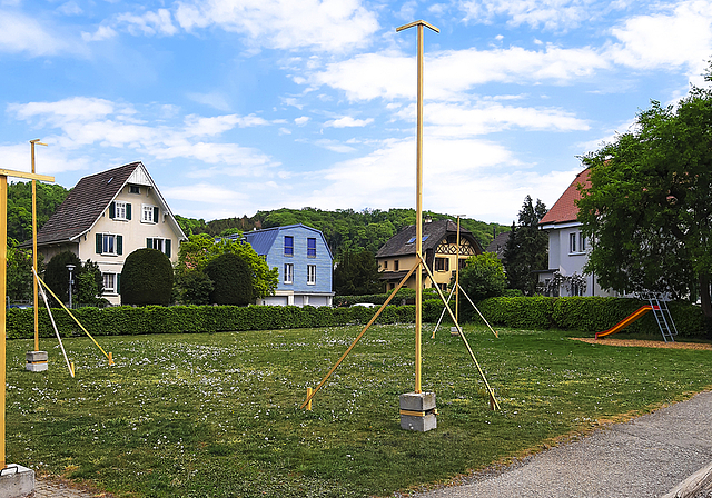 Die Bauprofile stehen: Hier soll das neue Provisorium entstehen.  Foto: Benedikt Kaiser