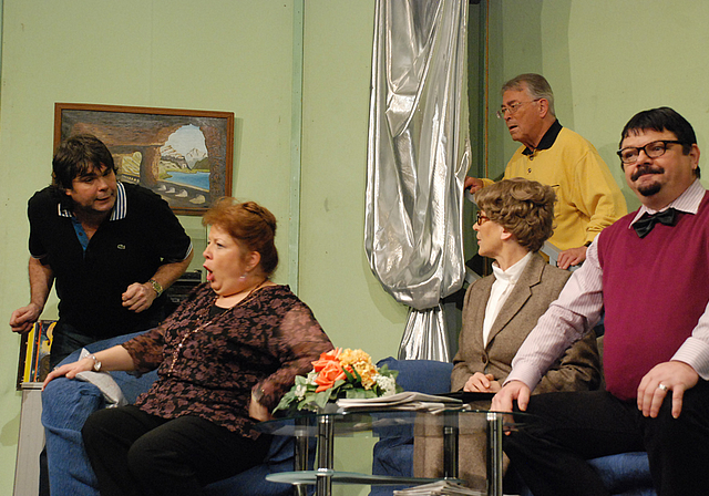 In bester Spiellaune: Ralph Marti, Karin Buchwalder, Monique Stalder, Hans Lehmann und Willi Hofmeier (v. l.).  Foto: Thomas Brunnschweiler