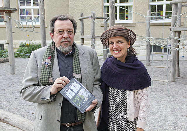 Das Domplatzschulhaus in Wort und Bild: Der Herausgeber Jürg Seiberth und die Schulleiterin Rosmarie Gügler präsentierten am Fest das Buch zum Jubiläum.  Foto: Michel Schultheiss