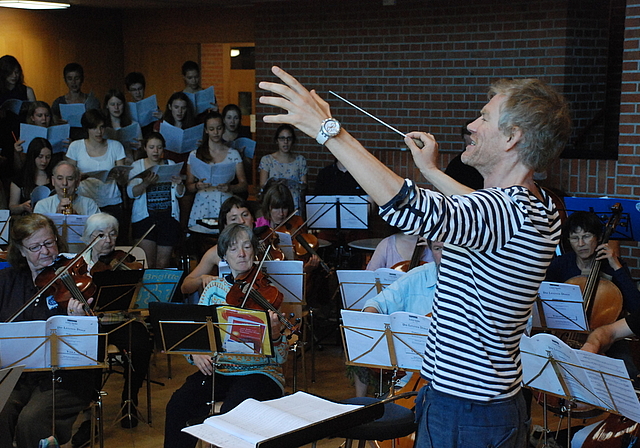 Letzter Schliff: Das Orchester Arlesheim und der Chor des Gymnasiums Münchenstein bei einer Probe unter dem Dirigat von Markus Teutschbein.  Foto: Thomas Brunnschweiler