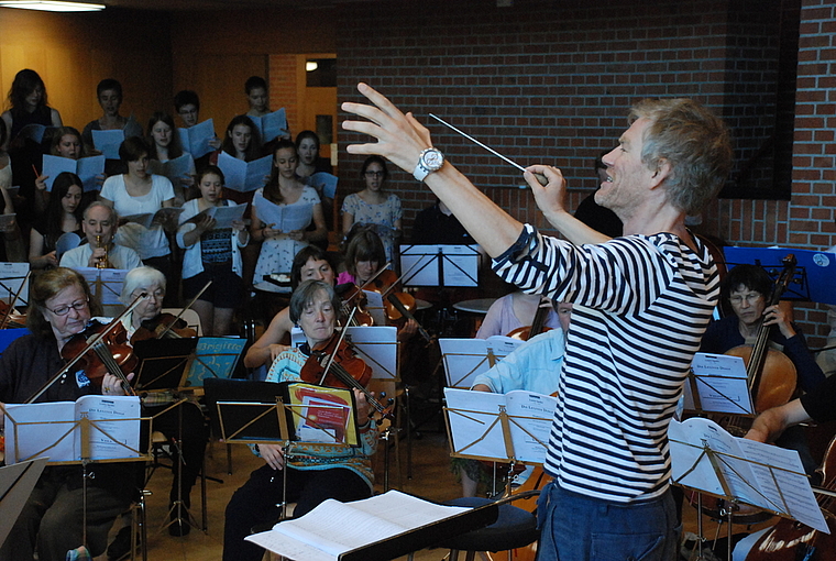 Letzter Schliff: Das Orchester Arlesheim und der Chor des Gymnasiums Münchenstein bei einer Probe unter dem Dirigat von Markus Teutschbein.  Foto: Thomas Brunnschweiler