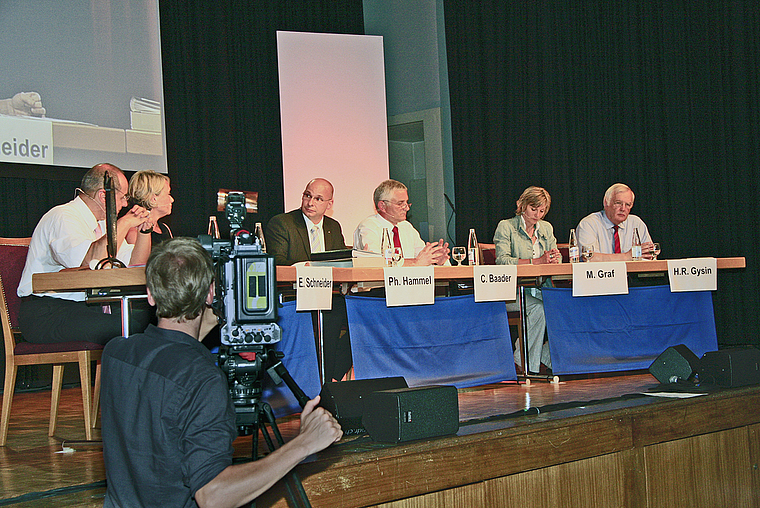 Podium: Moderiert von Philipp Hammel (3. v. l.) diskutierten die Bundesparlamentarier Claude Janiak (SP), Elisabeth Schneider (CVP), Caspar Baader (SVP), Maya Graf (Grüne) und Hans Rudolf Gysin (FDP). Foto: Edmondo Savoldelli