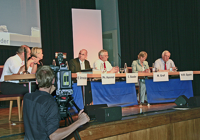 Podium: Moderiert von Philipp Hammel (3. v. l.) diskutierten die Bundesparlamentarier Claude Janiak (SP), Elisabeth Schneider (CVP), Caspar Baader (SVP), Maya Graf (Grüne) und Hans Rudolf Gysin (FDP). Foto: Edmondo Savoldelli