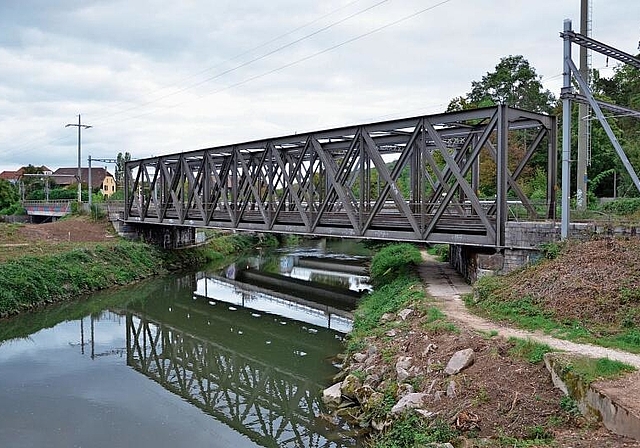 Aus umweltrechtlichen Gründen: Die alten Birsbrücken bleiben vorerst auf ihrem Platz. Foto: Mirjam Sinniger