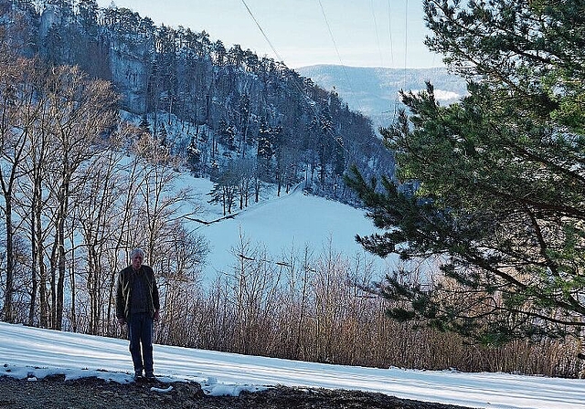 Begrüsst die Vereinbarung: Ortshistoriker Simon Lutz auf dem Fringeliberg, im Hintergrund die «Rue d’amour». Foto: zvg