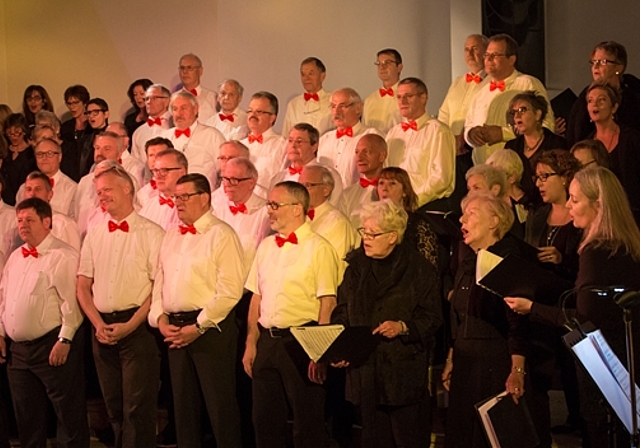 Gelungene Überraschung: Dirigentin Monika Sturm-Schmid und Solistin Fabienne Jäggi eröffnen mit den Circle Singers und 16 Männerchörlern aus Rheinfelden das Konzert als Nonnen aus «Sister Act». Fotos: Martin Staub
