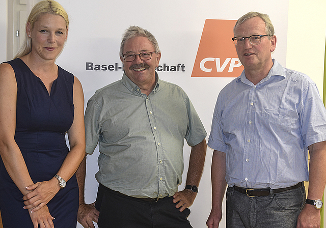 Fakten zur Altersvorsorge: Christina Hatebur (CVP), Gastreferent Hans-Ulrich Stauffer und Andreas Knörzer (Grünliberale) freuten sich über die zahlreichen Zuhörer im Saal der alten Gmeini Münchenstein (v. l.).  Foto: Bea Asper