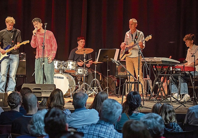 Bandauftritt als Höhepunkt: Nicolas Rütti, Sänger Castilli Santiago, Schlagzeuger Florian Brügger (Zertifikat Stufe 5), Andreas Schnyder und Enea Schnell.