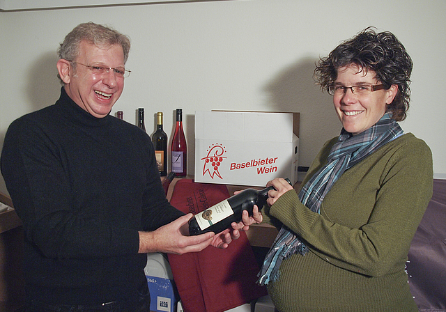 Liebhaber trifft Produzentin: Winzerin Barbara Koellreuter vom Klushof überreicht ihren Wein Philipp Meder, Initiant und Geschäftsführer der Baselbieter Wein-Galerie an der Hauptstrasse 55.  Foto: Tobias Gfeller