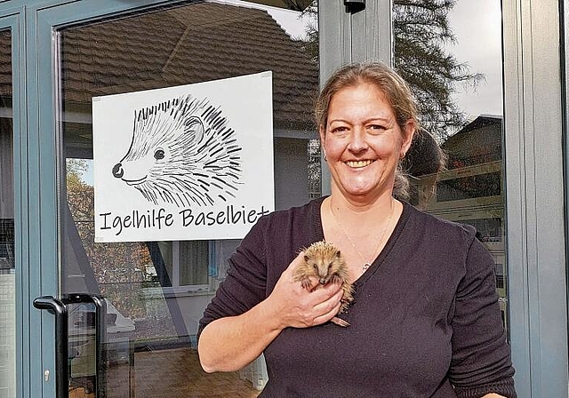 Gerettetes Igelchen aus Münchenstein: Anja Straumann von der Igelhilfe Baselbiet mit «Flocke» vor der Igelstation in Gempen. Foto: Jeannette Weingartner