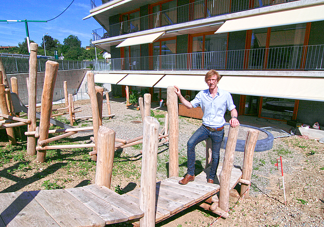 Stolzer Abteilungsleiter: Der Verantwortliche für Kind, Jugend und Familie der Gemeinde Münchenstein, Philippe Anex, auf dem Spielplatz der neusten Kita der Region.  Foto: Lukas Hausendorf