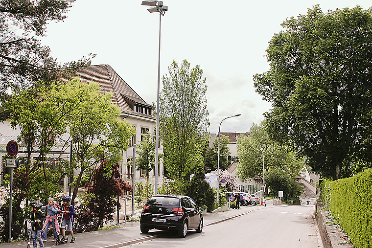 Wartendes Mami-Taxi vor dem Löffelmatt-Schulhaus: Die einen Kinder gehen ein paar Minuten den Berg hoch, andere werden chauffiert.  Foto: Lukas Hausendorf