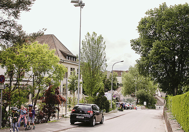 Wartendes Mami-Taxi vor dem Löffelmatt-Schulhaus: Die einen Kinder gehen ein paar Minuten den Berg hoch, andere werden chauffiert.  Foto: Lukas Hausendorf