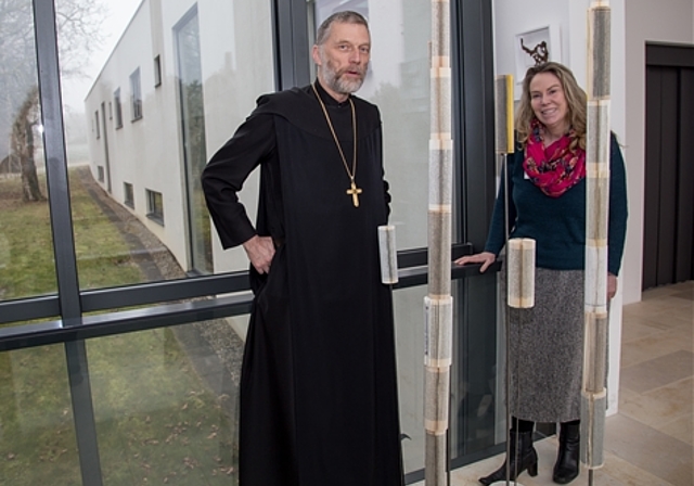 Kunst im Kurhaus Kreuz: Abt Peter von Sury und Pia Zeugin bei der sechsteiligen Skulptur «Wunderwald» von Angie Steiger. Foto: Martin Staub