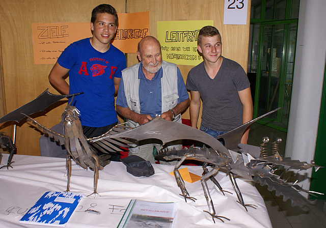 Metalldrache und Güggel: Fabian und Luan mit Grossvater.   Foto: Jürg Jeanloz