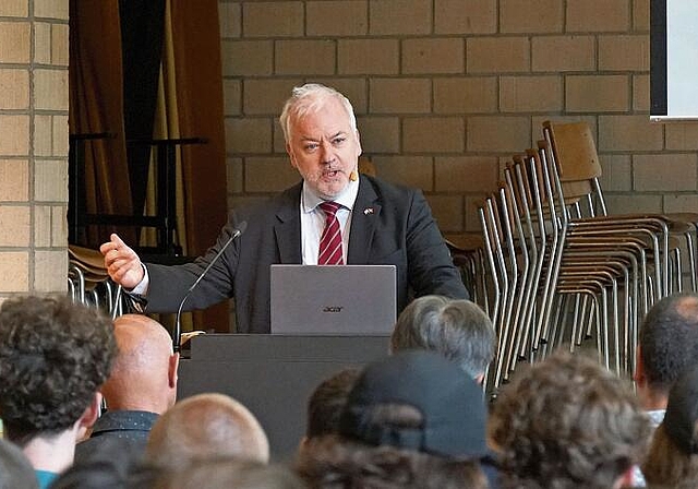 «Für mich ist EU-Recht kein fremdes Recht»: Jean-Claude Meyer, der luxemburgische Botschafter, referiert am Gymnasium Münchenstein. Foto: Tobias Gfeller