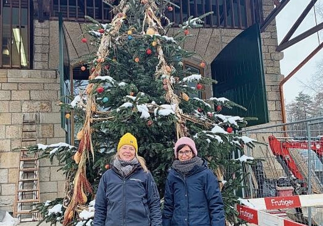 Tanne zum Selberschmücken: Gärtnerin Regula Strübin (links) und Medienverantwortliche Christine Hug vor dem Weihnachtsbaum in den Merian Gärten. Foto: Florin Bürgler