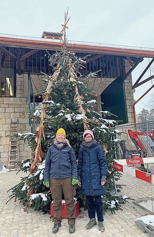 Tanne zum Selberschmücken: Gärtnerin Regula Strübin (links) und Medienverantwortliche Christine Hug vor dem Weihnachtsbaum in den Merian Gärten. Foto: Florin Bürgler