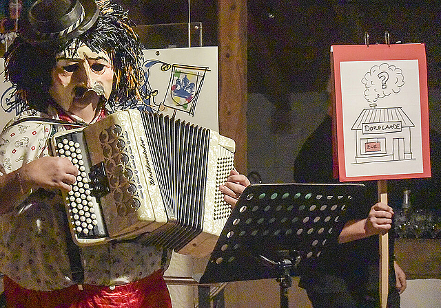 Guiseppe, Schnitzelbangg-Sänger aus Pfeffingen: Er stimmte in den Abend ein, weitere Highlights folgten.  Fotos: Bea Asper