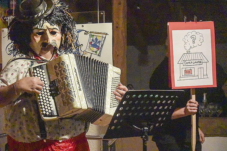 Guiseppe, Schnitzelbangg-Sänger aus Pfeffingen: Er stimmte in den Abend ein, weitere Highlights folgten.  Fotos: Bea Asper