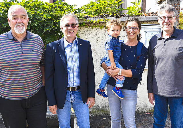 Nehmen zum letzten Mal Anmeldungen entgegen (v. l.): Robi Werdenberg, Daniel Müller, Carol Enderli mit Enkelkind
