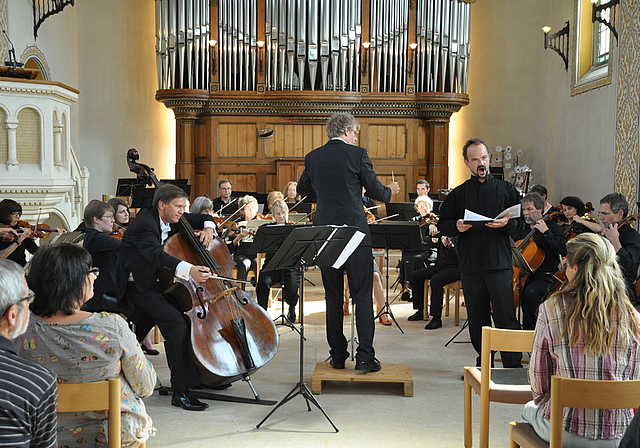 Ausdrucksstark: Das von Markus Teutschbein dirigierte Orchester Arlesheim mit Vitalij Kravtchenko am Kontrabass und dem Vokalsolisten Robert Koller.  Foto: Isabelle Hitz