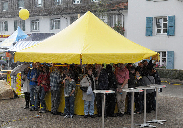 Schnappschuss vom Stadtfest 2010: Der Reinacher Gemeinderat hofft noch immer, dass er bei seiner Suche nach einem OK für das Stadtfest 2015 am Ende nicht im Regen steht.  Foto: Heiner Leuthardt