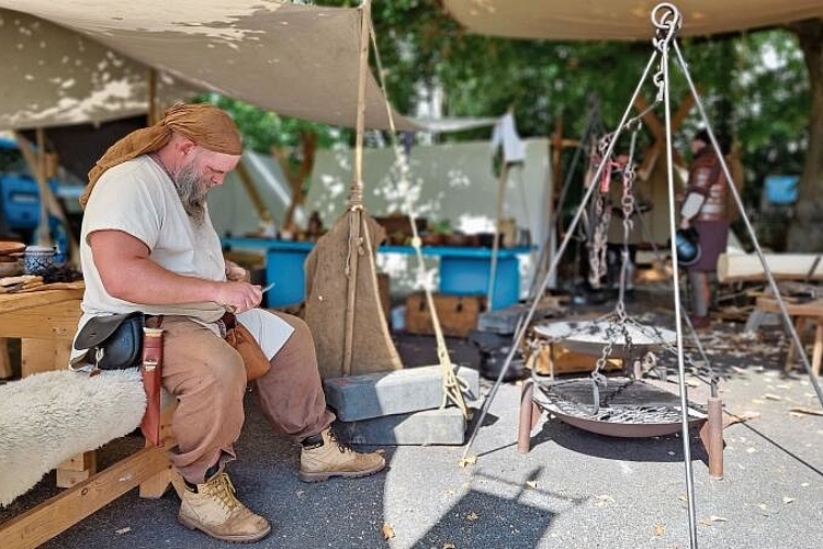 Lager: Die Mitglieder des Mittelaltervereins Alvitur Balti lebten und arbeiteten in Dornach während dreier Tage wie im Mittelalter. Fotos: Fabia Maieroni