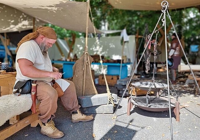 Lager: Die Mitglieder des Mittelaltervereins Alvitur Balti lebten und arbeiteten in Dornach während dreier Tage wie im Mittelalter. Fotos: Fabia Maieroni